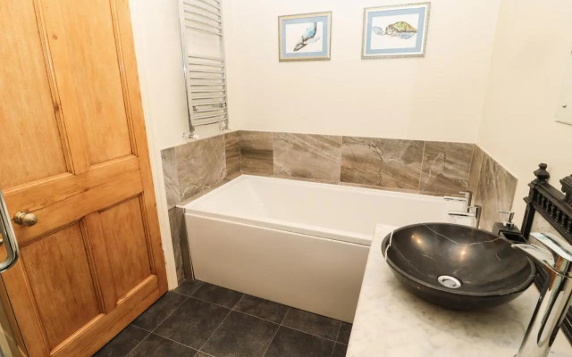 Whinstones at 4 The Villas