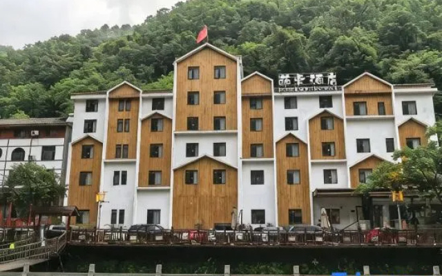 Monkey – Outside – Shennongjia