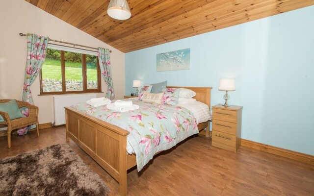 Skylark Lodge With Hot Tub Near Cupar, Fife