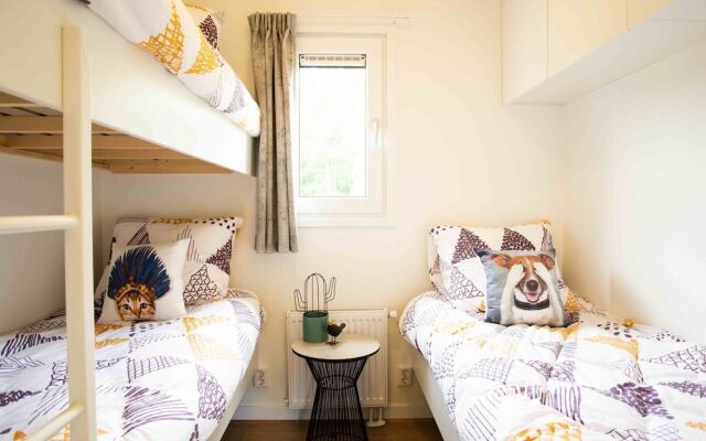 Modern chalet with a dishwasher, located in Park De Veluwe