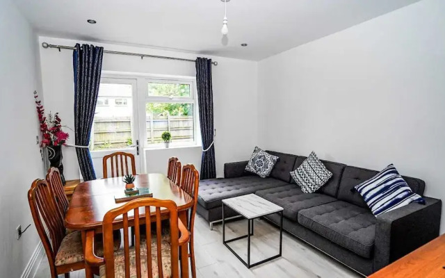 Modern 4-Bedroom Home with Free Parking
