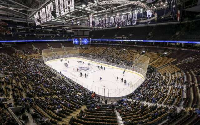 Couples Retreat @downtown With Lakeshore View