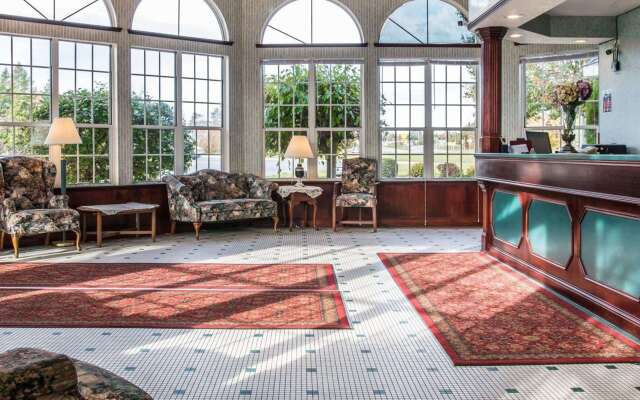 Clarion Hotel Mackinaw City Beachfront