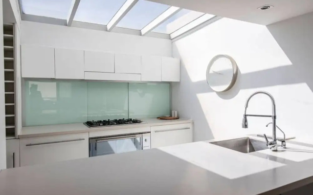 Stylish Executive Apartment With Balcony