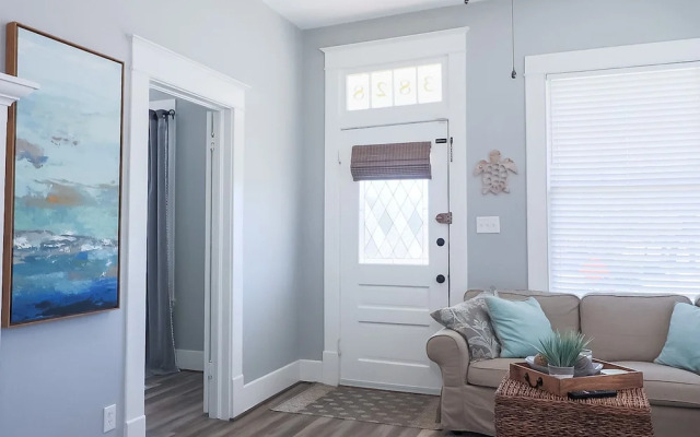Vibrant Bungalow 2 Minutes to the Beach