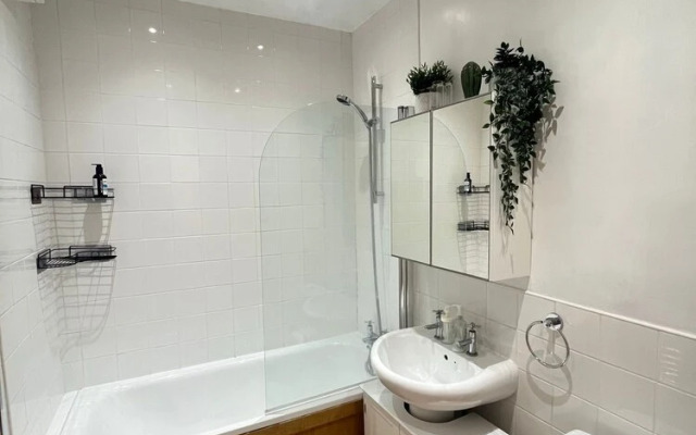 Restful Victorian Apartment With Garden and Deck