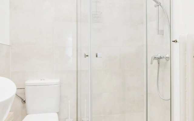 De Luxe 1-bedroom, 2-bathroom Condo in the Center