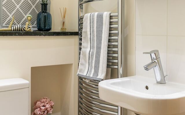 Luxury 5-bedroom Villa With Parking and AC