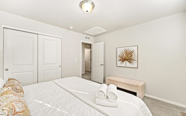 First Class Stylish Townhome Near Old Town!