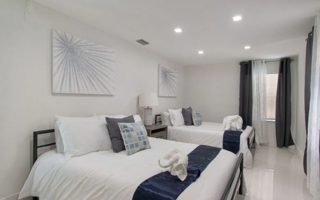 Dania Beach Beauty 3BR with Hot Tub