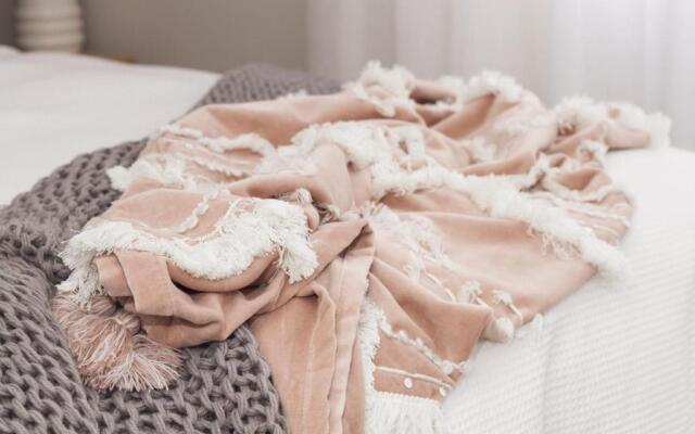 The Pool House, Romantic Country, King Bed