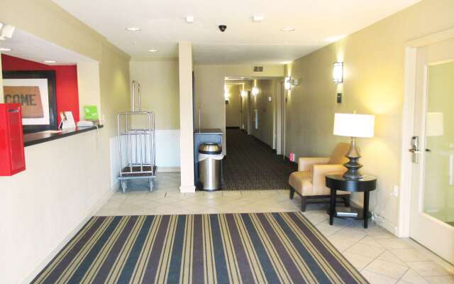 Extended Stay America Suites Kansas City Country Club Plaza