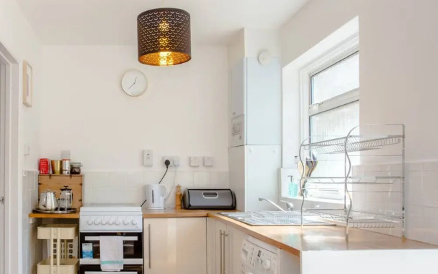 Cosy 4 Bedroom Apartment In Great Location