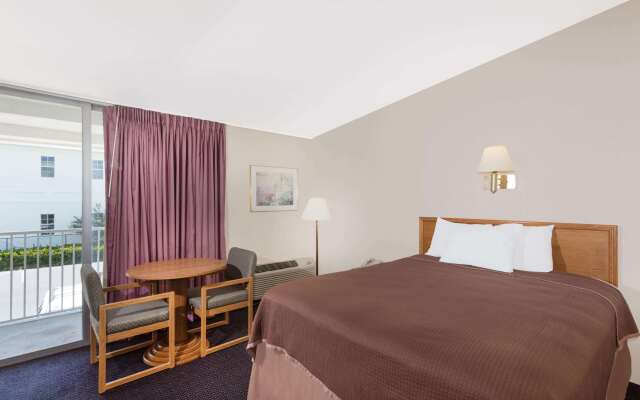 Howard Johnson by Wyndham Vero Beach / Downtown