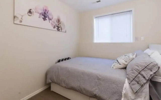 Two Bedroom MIL Apartment Close to Airport Link Rail