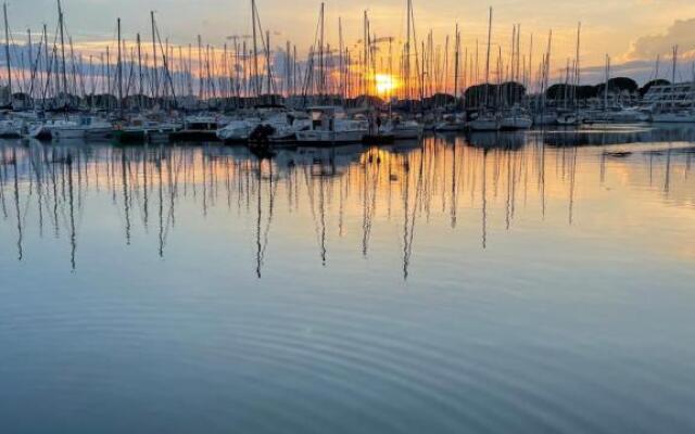 Studio vue port à 500m de la plage