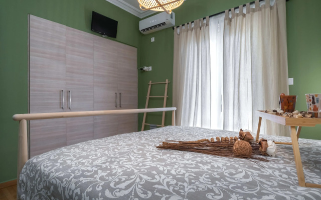 Cozy Deck Roof Apt at the Foothills of Acropolis