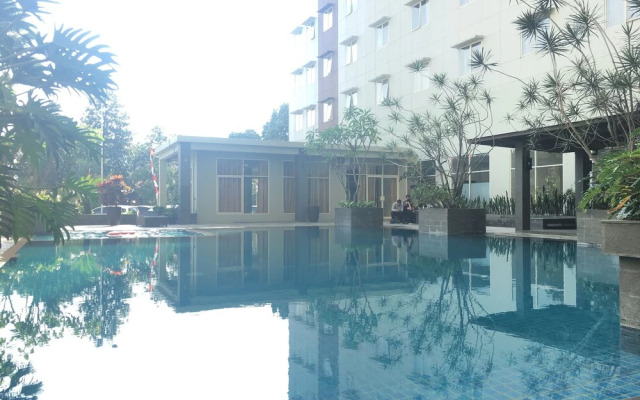 Beauty Spacious Studio Room At Pinewood Apartment Jatinangor