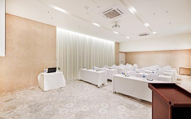 Royal Emporium Incheon Airport Hotel