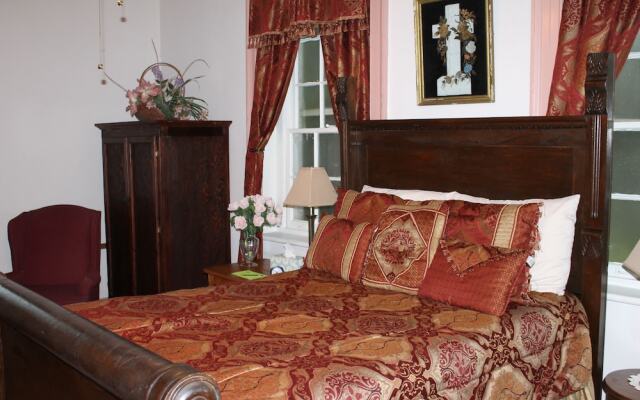 Old Castillo Bed and Breakfast