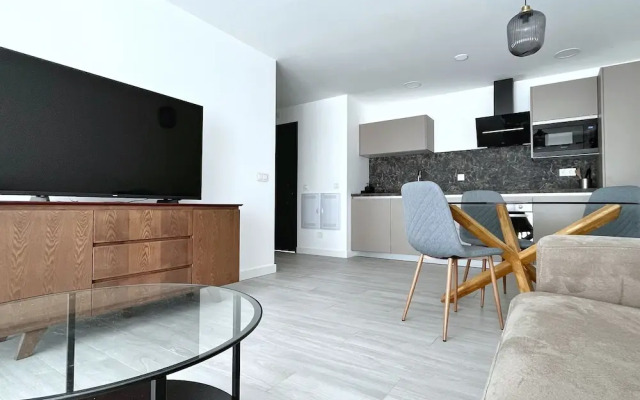 Superior Apartment Sleeps 2 With Pool