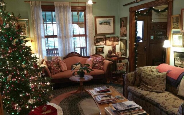 Paradox Lodge & Cedar Lodge