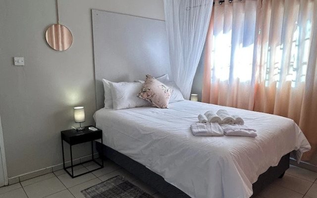 Hungwe House Victoria Falls