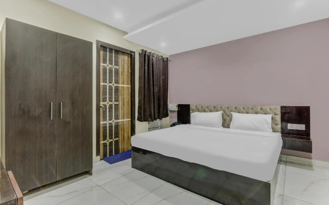 Collection O 85387 Holidays Inn