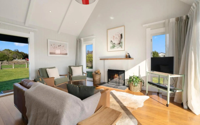 Te Whare Hipi - Martinborough Holiday Home
