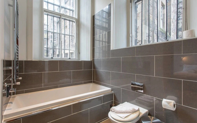 JOIVY Location, Location! North Bank Street Luxury Apt