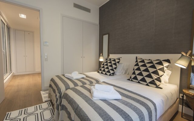 High Ceiling Duplex Apt Cais do Sodre