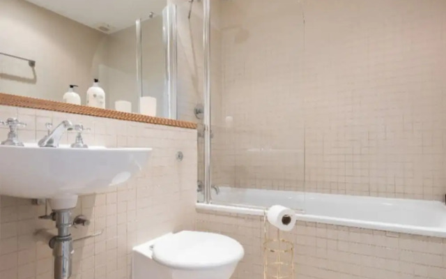 Beautiful Modern 4 Bed Home Near River