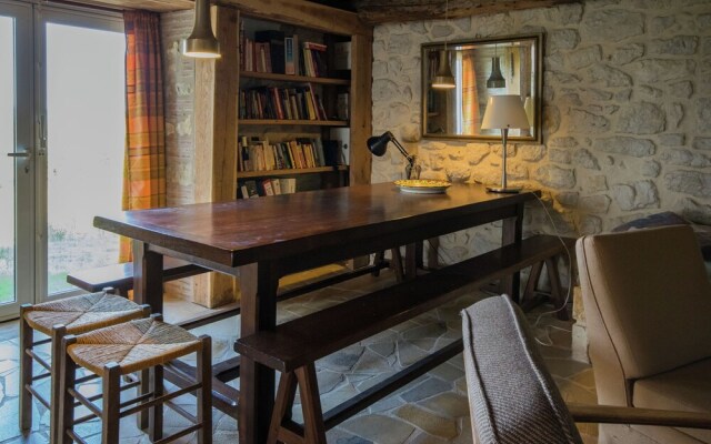 Beautiful Holiday Home in Mauroux With Swimming Pool
