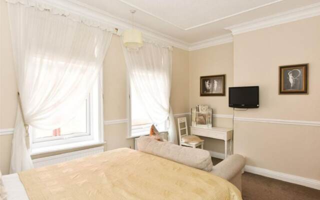 Hollies Guest House
