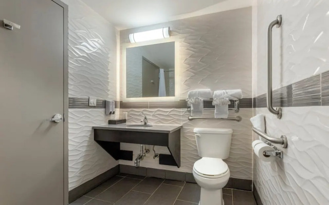 Red Roof PLUS+ Brooklyn - Flatbush Ave