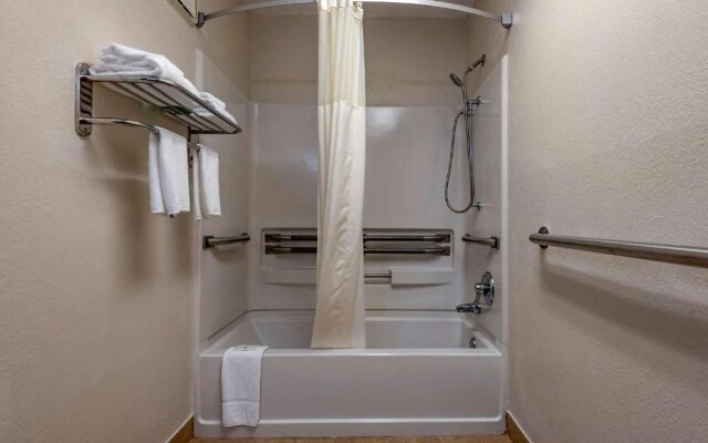 Quality Inn & Suites Warren