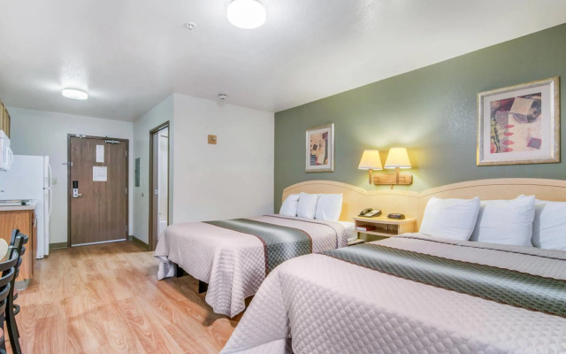 HomeTowne Studios & Suites by Red Roof Bentonville