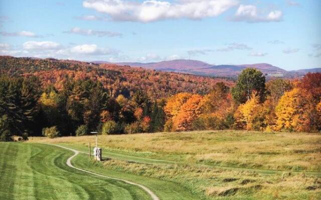 Burke Abode - Trailside Condo with King & Full Beds