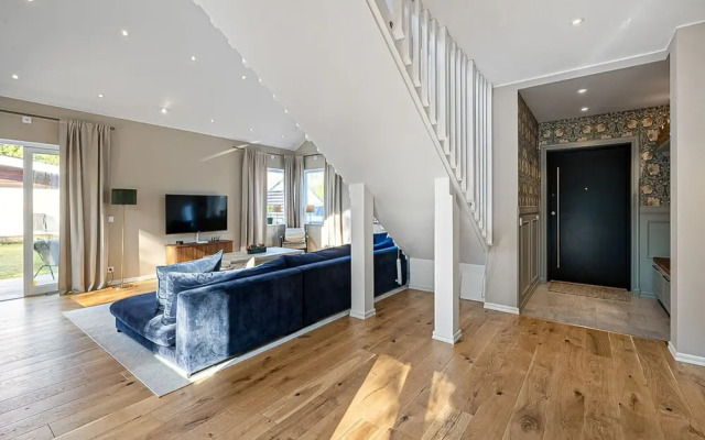 Modern Villa With Jacuzzi