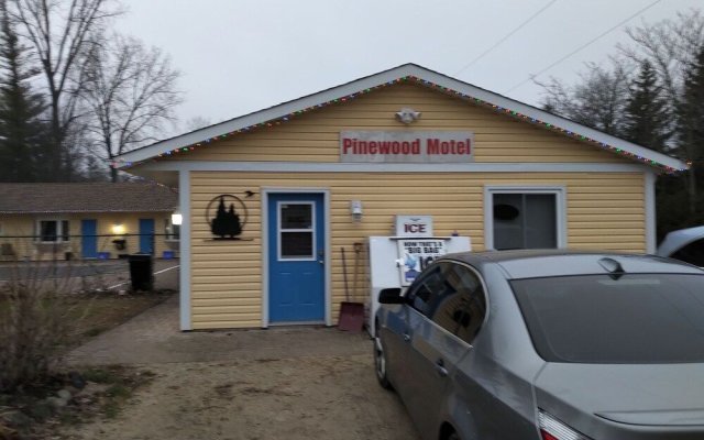 The Pinewood - Adult Getaway by the Lake
