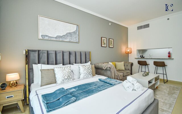 Silver - Modern Studio with lake view