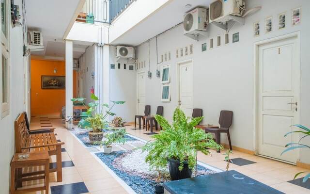 Guest House Kost and Kantin by RedDoorz