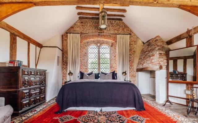 Lavish Tudor Estate Gardens - Sleeps 25