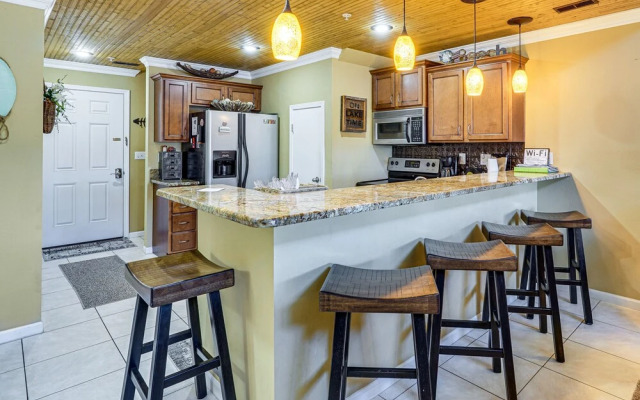 Lakefront Camdenton Condo: Grill & Community Pool