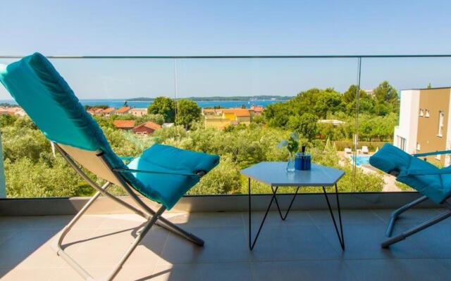 JoNa - with pool - H(8)