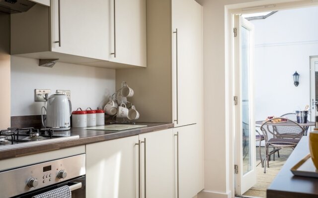 Elliot Oliver - Luxury 3 Bedroom Town Centre Apartment With Parking