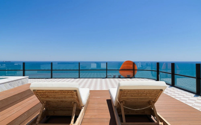 LIV Mackenzie Beach Suites