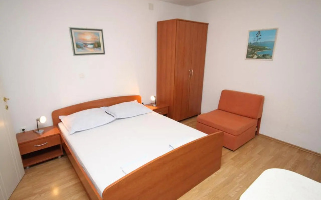 Apartments with a parking space Makarska - 6696