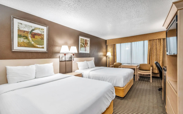 Seven Oaks Hotel Regina