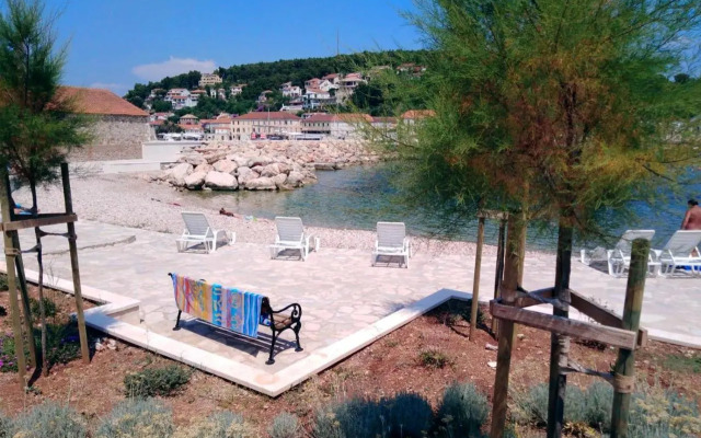 Double Room Jelsa 4041e